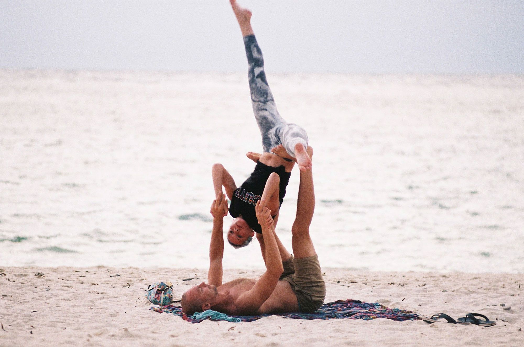 Couple Doing Yoga on the Beach - Reittherapie Karlein-Gnau Couple Doing Yoga on the Beach